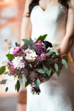 Wedding bouquet in bride's hands Fotos Stock
