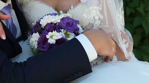 Wedding bouquet in hands of the bride Видео 51446560