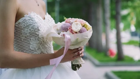 Wedding Bouquet in Hands of a Bride Vídeos de archivo 111757309