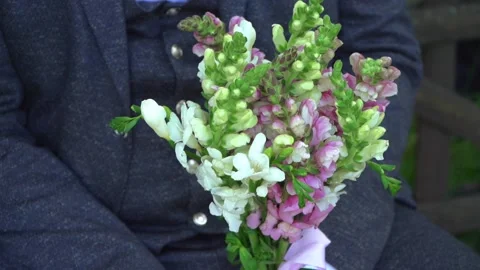 Wedding bouquet in the hands Stock-Footage 135827528