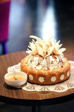 Wedding bread and honey on the table in the middle of the room. Wedding tra.. 스톡 사진