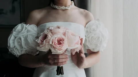 Wedding bride in her hands holds a beautiful fresh bouquet Stock-Footage 282784075