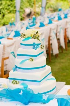 Wedding cake and table setting outdoors Stock-Fotos