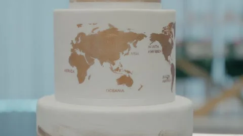 Wedding cake with continents gold map design on top layer Vidéo 286209514
