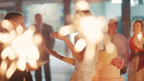 Wedding Cake Couple Eating Vidéo 71996432