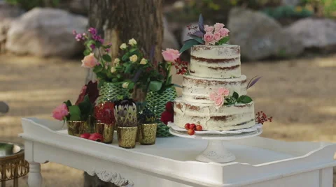 Wedding cake with flowers Vidéo 59913810