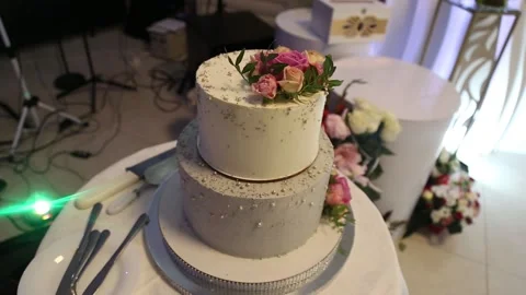 Wedding cake with flowers on the table. Stockbeeldmateriaal 145518492
