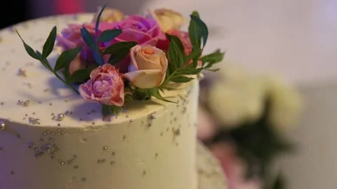 Wedding cake with flowers on the table. Stockbeeldmateriaal 145518541