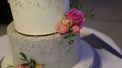 Wedding cake with flowers on the table. Stockbeeldmateriaal 145518625