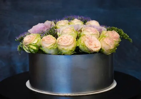 Wedding cake with silver chocolate border and roses Foto stock