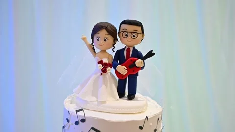 Wedding cake topper figurines with changing background colors Stock Footage 314338458