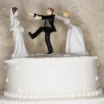 Wedding cake visual metaphor with figurine cake toppers Foto stock