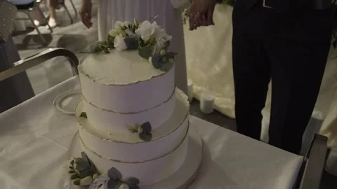 Wedding cake at a wedding, slow motion camera. The bride and groom are preparing 库存影片 306148125