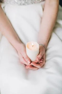 Wedding candle in hands of the bride Fotos Stock