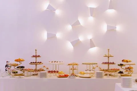 Wedding candy bar decoration setup with delicious cakes and sweets.place fo.. Foto stock