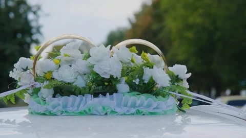 Wedding car decoration with a composition of flowers and rings Video stock 306157464