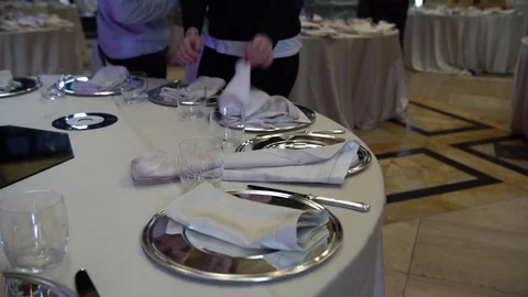 Wedding catering preparation, a waiter preparing a beautiful table set.. Stockbeeldmateriaal 73701844
