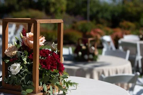Wedding centerpiece decorating reception table at outdoor venue 库存照片