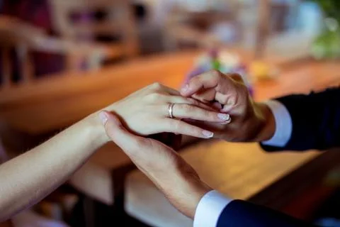 Wedding ceremony puts a ring on the finger of the groom and the bride Stock-Fotos