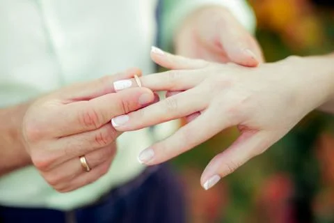 Wedding ceremony puts a ring on the finger of the groom and the bride Stock-Fotos