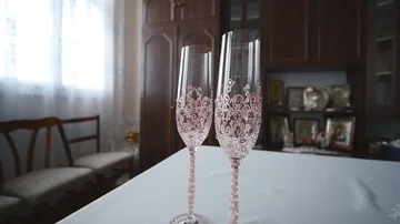 Wedding champagne glasses on table Stock-Footage 85894654