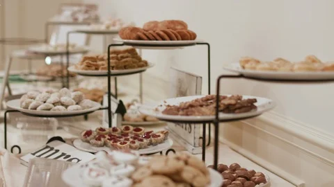 Wedding Cookie &amp; Dessert Table at Reception Vidéo 94237582