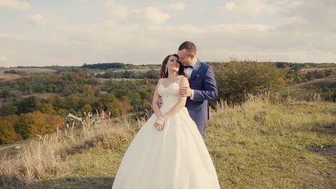 Wedding Couple Embraces 動画素材 71065831