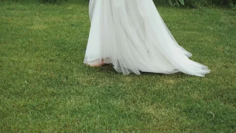Wedding couple legs close up, bride and groom feet walking on green grass. Walk Stock-Footage 309867714