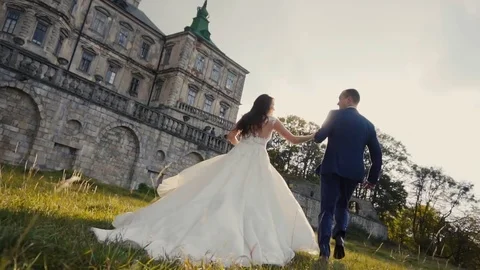 Wedding Couple Runing Vidéo 71066084