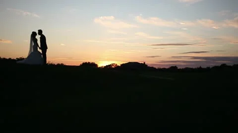 Wedding couple at sunset Vidéo 11151413