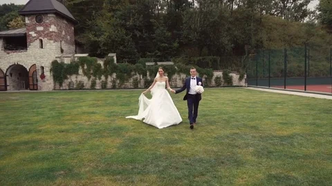 Wedding Couple Walking in the Park Видео 71995759