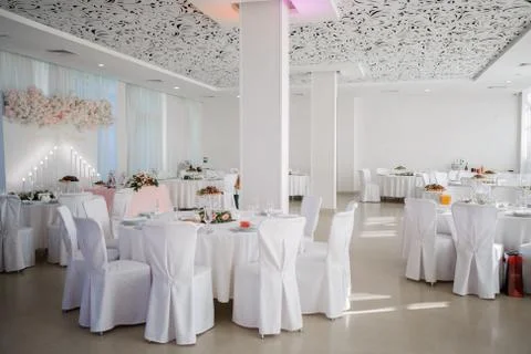 Wedding decor on a table in a restaurant Stock-Fotos