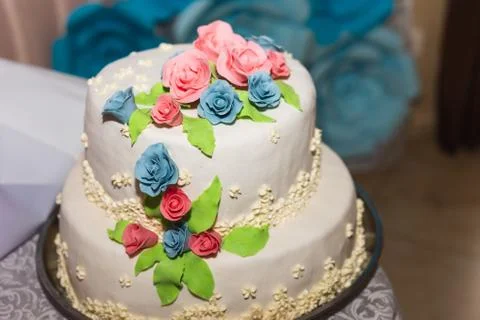 Wedding decorations of flowers, baskets, cake for brides Stock-Fotos