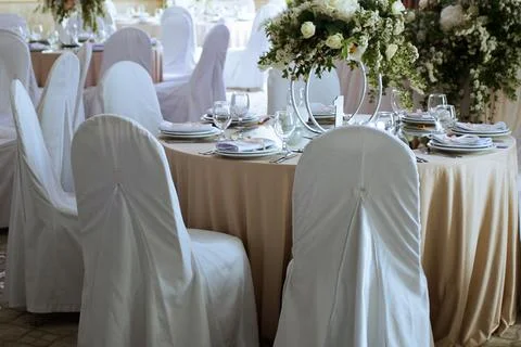 Wedding decorations. Served wedding table with decorative fresh bright flow.. Foto stock
