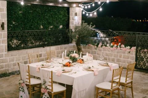 Wedding dinner table reception. Rectangular table for six people with a white 스톡 사진