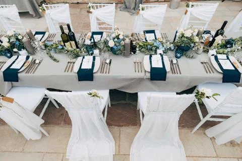 Wedding dinner table reception. A rectangular table with a gray tablecloth, a Stockfoto's