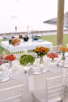 Wedding dinner table reception. A very long table for guests with a white Stockfoto's