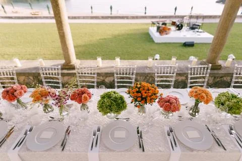 Wedding dinner table reception. A very long table for guests with a white Stockfoto's