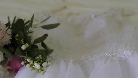 The wedding dress is on the bed. slow motion Vidéo 81691028