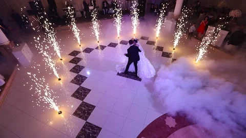 Wedding first dance with special effects. Video stock 130180494