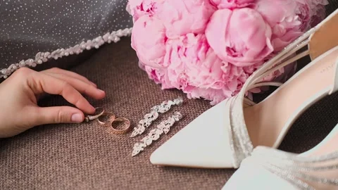 Wedding gold rings captured from an unusual angle, slow motion. Contemporary 库存影片 328299544