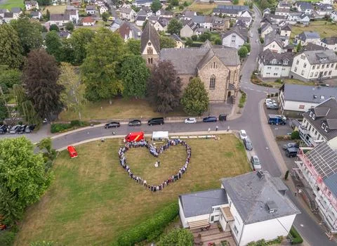 Wedding guests lined up in the shape of heart with bride and groom marriage.. Stock Photos