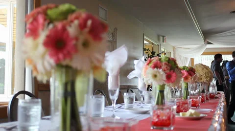 Wedding head table and bouquet flowers rack focus Video stock 33791621