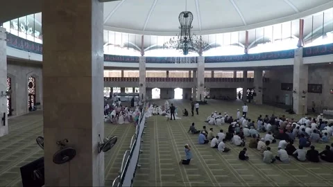 Wedding inside Sabilal Muhtadin Mosque, Banjarmasin, Kalimantan, Indonesia Stock Footage 163591011