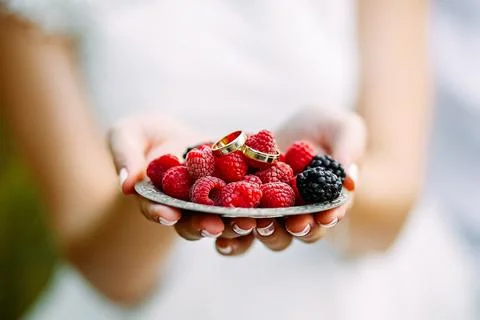 Wedding koets on plate with raspberry berries. Fotos Stock