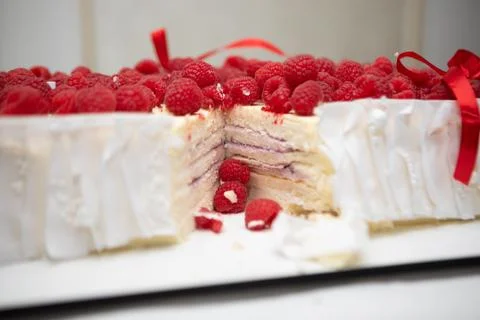 Wedding large white raspberry cake Stock-Fotos