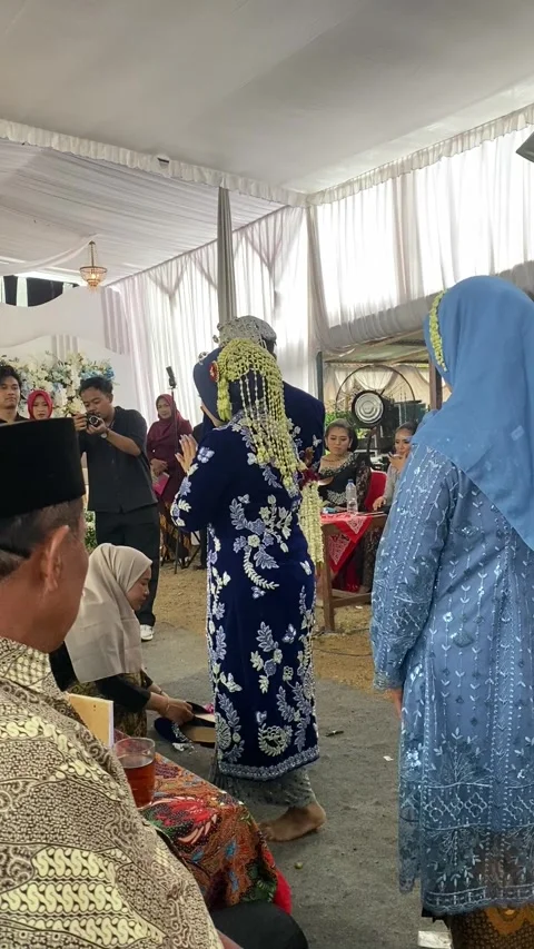 Wedding party with javanese customs Stock Footage 306474744