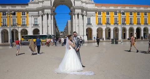 Wedding at the Praco do Comercio square landmark in Lisbon, Portugal, 4K 動画素材 117930483
