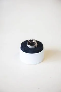 Wedding precious ring of the bride and groom in a gift box Foto stock
