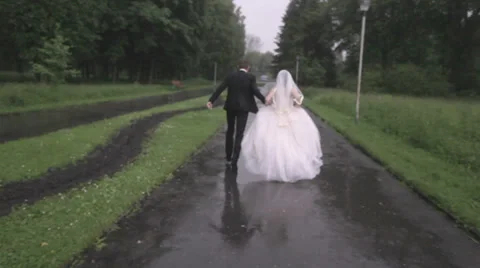 Wedding in the rain Stock Footage 32475844